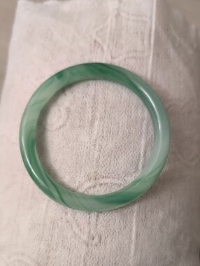 This product is a traditional cylindrical green jadeite bangle bracelet,